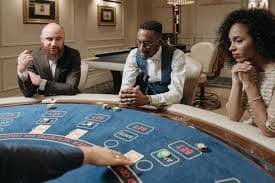 Meja roulette live di Diamond Empire dengan roda fisik dan siaran HD penuh