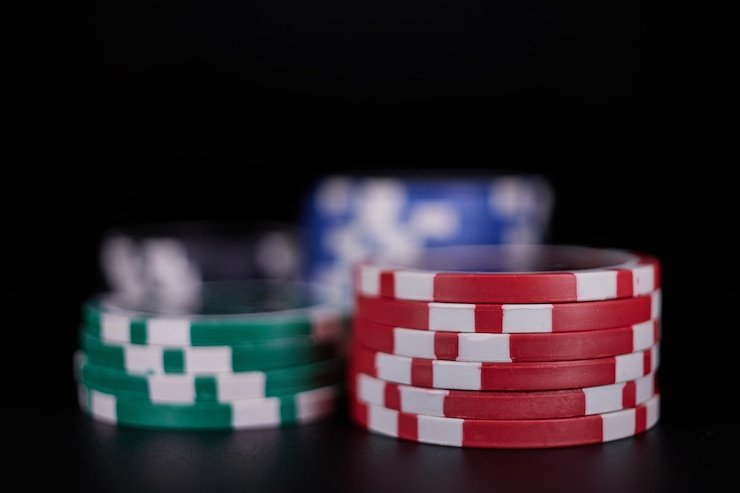 Kartu-kartu Speed Baccarat ditampilkan dalam siaran langsung HD dari meja permainan
